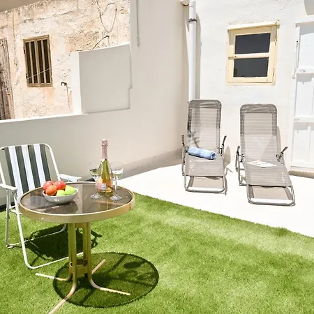 A Cosy Nest Overlooking The Sea - Happy Apartman Birżebbuġa