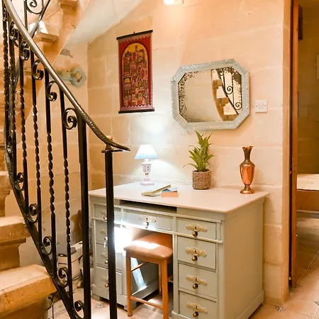 A Cosy Nest Overlooking The Sea - Happy