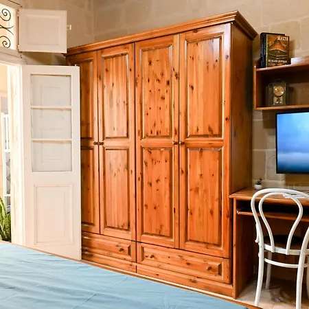 A Cosy Nest Overlooking The Sea - Happy Birżebbuġa
