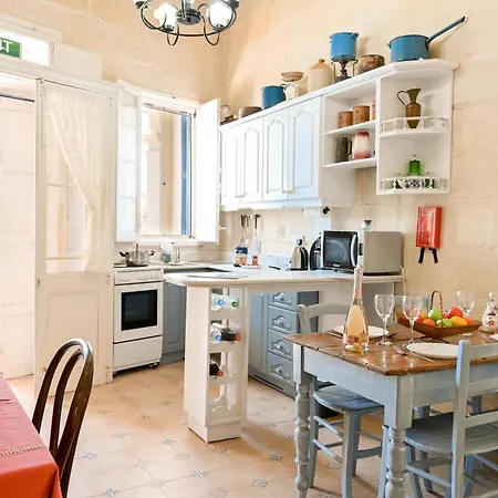 Daire A Cosy Nest Overlooking The Sea - Happy Birżebbuġa