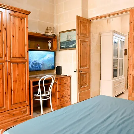 Daire A Cosy Nest Overlooking The Sea - Happy Birżebbuġa